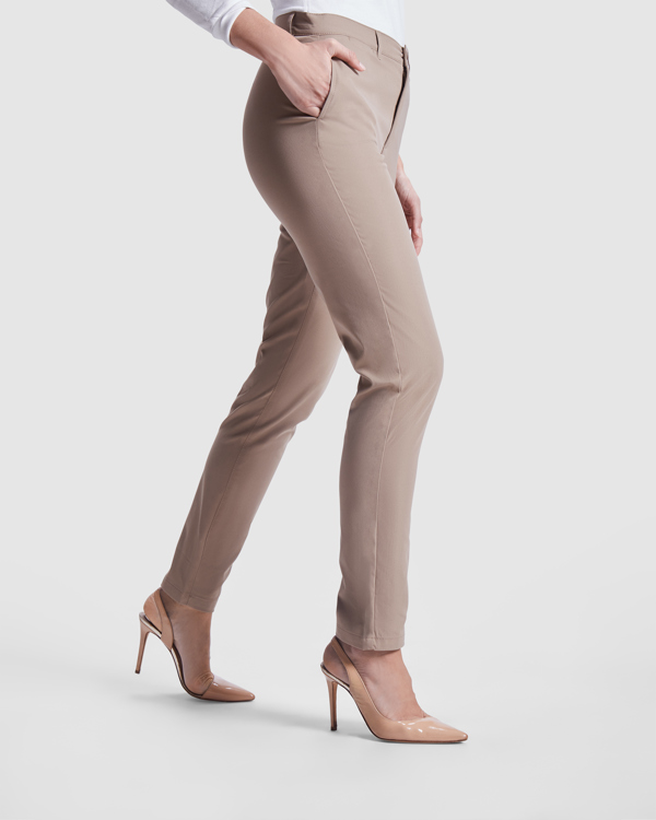 9146 BEVERLY WOMAN
